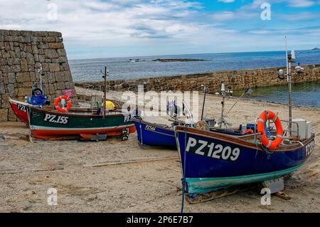 Barche da pesca, blu e rosse, sullo scalo, Sennen Cove Harbour, Cornovaglia, Regno Unito, Foto Stock