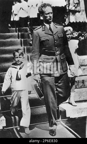 1936 , 17 maggio , Bruxelles , Belgio : il futuro re BAUDOUIN (1930 - 1993) Principe di Liegi , sposò nel 1959 Paola Ruffo di Calabria (nato nel 1937 ) . In questa foto con suo padre re LEOPOLDO III di Belgiani SAXE COBURG GOTHA ( 1901 - 1983 ) e sorella principessa JOSEPHINE-CHARLOTTE ( 1927 - 2005 ) Granduchesse di LUSSEMBURGO , sposò nel 1953 con il principe Jean di Nassau Principe di Borbone-Parma Granduca di Lussemburgo . - Casa DEL BRABANTE - BRABANTE - BALDOVINO - royalty - nobili - nobiltà - principe reale - BELGIO - ritratto - ritratto - marinaretto - vestito alla marinara - vela Foto Stock