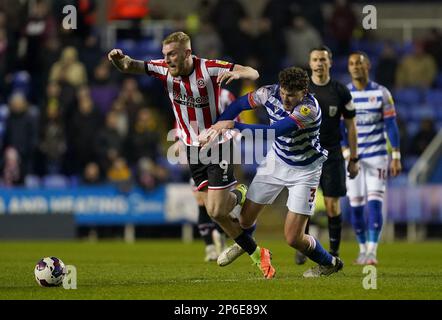 Gli oli McBurnie (a sinistra) di Sheffield United e Tom Holmes di Reading combattono per la palla durante la partita del campionato Sky Bet al Select Car Leasing Stadium, Reading. Data immagine: Martedì 7 marzo 2023. Foto Stock