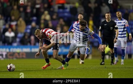 Gli oli McBurnie (a sinistra) di Sheffield United e Tom Holmes di Reading combattono per la palla durante la partita del campionato Sky Bet al Select Car Leasing Stadium, Reading. Data immagine: Martedì 7 marzo 2023. Foto Stock