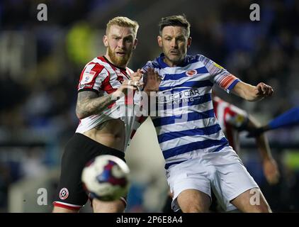 Gli oli McBurnie (a sinistra) di Sheffield United e Scott Dann di Reading combattono per la palla durante la partita del campionato Sky Bet al Select Car Leasing Stadium, Reading. Data immagine: Martedì 7 marzo 2023. Foto Stock