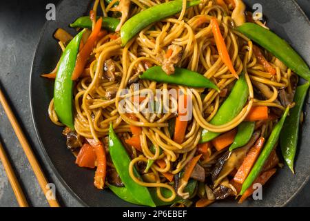 Saporita Stir di Ramen Noodle Asiatico fatto in casa con verdure Foto Stock
