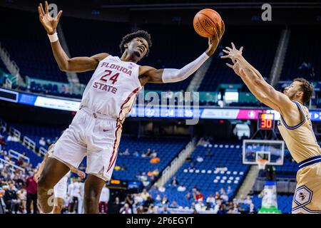 Greensboro, North Carolina, Stati Uniti. 7th Mar, 2023. Il Florida state Seminoles Center Naheem McLeod (24) afferra un rimbalzo dalla guardia Georgia Tech Yellow Jackets Lance Terry (0), a destra, durante il primo round del torneo Men's ACC al Greensboro Coliseum di Greensboro, North Carolina. (Scott Kinser/Cal Sport Media). Credit: csm/Alamy Live News Foto Stock