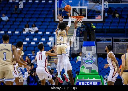 Greensboro, North Carolina, Stati Uniti. 7th Mar, 2023. Georgia Tech Yellow Jackets Forward Javon Franklin (4) spara sul Florida state Seminoles centro Naheem McLeod (24) (oscurato), indietro, durante il primo round del torneo Men's ACC al Greensboro Coliseum di Greensboro, NC. (Scott Kinser/Cal Sport Media). Credit: csm/Alamy Live News Foto Stock