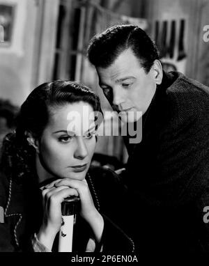 1949 : l'attore cinematografico JOSEPH COTTEN ( 1905 - 1994 ) con l'attrice italiana ALIDA VALLI in una ripresa publicitaria per IL TERZO UOMO ( il terzo uomo ) di Carol Reed , Da un romanzo di Graham Greene - FILM NOIR - CINEMA - ATTORE CINEMATOGRAFICO - FILM - TRILLER - SUSPANCE - duo - coppia - Lovers - innamorati - amati --- Archivio GBB Archivio Foto Stock