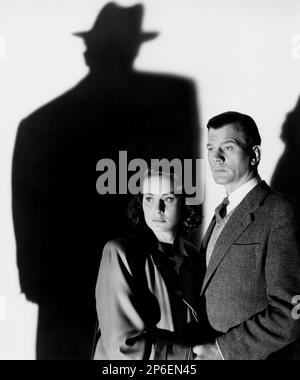 1949 : l'attore cinematografico JOSEPH COTTEN ( 1905 - 1994 ) con l'attrice italiana ALIDA VALLI in una ripresa publicitaria per IL TERZO UOMO ( il terzo uomo ) di Carol Reed , Da un romanzo di Graham Greene - FILM NOIR - CINEMA - ATTORE CINEMATOGRAFICO - FILM - TRILLER - SUSPANCE - duo - coppia - Lovers - innamorati - amati - abbraccio - abbraccio - ombra - ombra - cravatta - cravatta - assassino - killer --- Archivio GBB Archivio Foto Stock