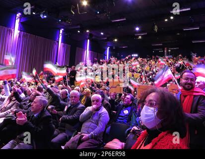 Bruxelles, Belgio. 04th Mar, 2023. Una folla di partecipanti ascolta i relatori durante una conferenza organizzata dalla resistenza iraniana. Alla conferenza hanno partecipato rinomate leader femminili europee e statunitensi. L'attenzione è stata rivolta al ruolo guida delle donne nella rivoluzione del popolo iraniano e alla loro lotta contro il regime misoginistico iraniano. L'oratore principale è stato Maryam Rajavi, presidente eletto del Consiglio Nazionale di resistenza dell'Iran. (Foto di Siavosh Hosseini/SOPA Images/Sipa USA) Credit: Sipa USA/Alamy Live News Foto Stock