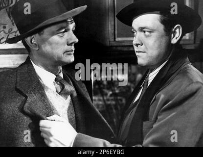 1949 : l'attore cinematografico ORSON WELLES ( 1915 - 1985 ) con JOSEPH COTTEN in una ripresa pubblica per IL TERZO UOMO ( il terzo uomo ) di Carol Reed , Da un romanzo di Graham Greene - FILM NOIR - CINEMA - ATTORE CINEMATOGRAFICO - colletto - colletto - cappello - cappello - cravatta - cappotto - FILM - TRILLER - SUSPANCE - profilo - menace - minaccia --- Archivio GBB Archivio Foto Stock