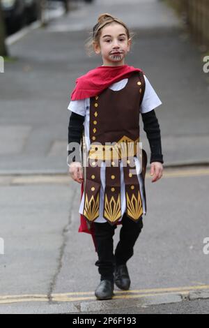 Londra, Regno Unito. 07th Mar, 2023. Una ragazza ebraica ortodossa in un abito elegante, vista come ebrei, celebra il festival dei purim sulle strade di Stamford Hill nel nord di Londra. Il festival di Purim è celebrato dalla comunità ebraica di tutto il mondo, commemorando quando il popolo ebraico è stato salvato da Haman. Credit: SOPA Images Limited/Alamy Live News Foto Stock