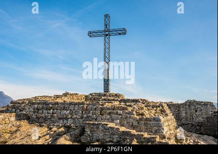 La croce metallica sulla Rocca di Manerba sul Garda Foto Stock