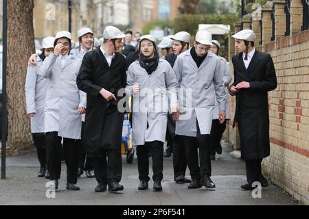 Londra, Regno Unito. 07th Mar, 2023. I bambini ebrei ortodossi in abiti eleganti mentre celebrano il festival di Purim sulle strade di Stamford Hill nel nord di Londra. Il festival di Purim è celebrato dalla comunità ebraica di tutto il mondo, commemorando quando il popolo ebraico è stato salvato da Haman. (Foto di Steve Taylor/SOPA Images/Sipa USA) Credit: Sipa USA/Alamy Live News Foto Stock