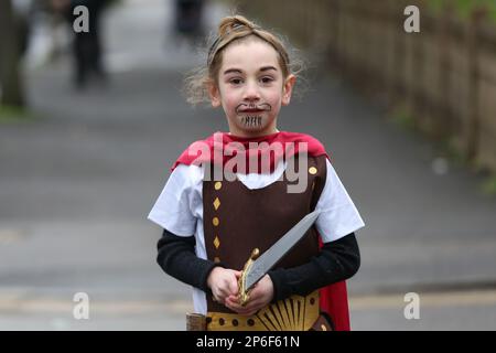 Londra, Regno Unito. 07th Mar, 2023. Una ragazza ebraica ortodossa in un abito elegante, vista come ebrei, celebra il festival dei purim sulle strade di Stamford Hill nel nord di Londra. Il festival di Purim è celebrato dalla comunità ebraica di tutto il mondo, commemorando quando il popolo ebraico è stato salvato da Haman. (Foto di Steve Taylor/SOPA Images/Sipa USA) Credit: Sipa USA/Alamy Live News Foto Stock