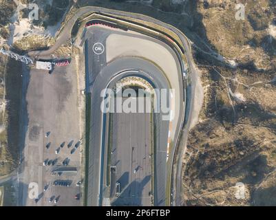 La vista dall'alto verso il basso mozzafiato dell'angolo di Tarzan sul circuito di Zandvoort cattura l'emozione delle corse ad alta velocità. Foto Stock