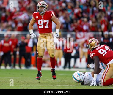 Santa Clara, Stati Uniti. 04th Dec, 2022. San Francisco 49ers' Nick Bosa (97) festeggia il suo sacco contro i delfini di Miami iniziando il quarto Tua Tagovailoa (1) nel secondo trimestre presso lo Stadio Levi a Santa Clara, California, domenica 4 dicembre 2022. (Foto di Nhat V. Meyer/The Mercury News/TNS/Sipa USA) Credit: Sipa USA/Alamy Live News Foto Stock