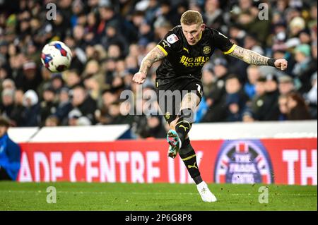 7th marzo 2023: The Hawthorns, West Bromwich, West Midlands, Inghilterra; EFL Championship Football, West Bromwich Albion contro Wigan Athletic; James McClean di Wigan Athletic attraversa la palla Foto Stock