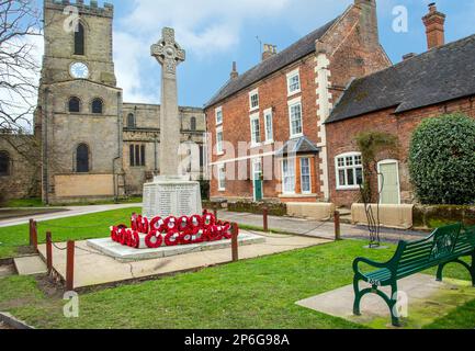 San Michele con la chiesa di Santa Maria e il cenotafio, in piedi nella piazza della chiesa nella città mercato Derbyshire di Melbourne Foto Stock