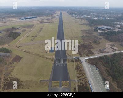 Scopri il significato storico di una vecchia pista militare di Soesterberg con una splendida foto aerea del drone che ti porterà indietro nel tempo. Foto Stock