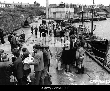 Harbour Scene in THE HUNCH 1967 regista / scrittore SARAH ERULKAR musica John Scott produttore J.B. Holmes anvil Films / The Children's Film Foundation Ltd (CFF) Foto Stock