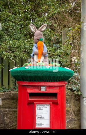 Peter Rabbit ha bombardato un filo su una casella postale Royal Mail nella città di mercato del Derbyshire di Melbourne, in Inghilterra Foto Stock