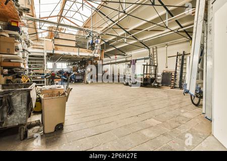 l'interno di un edificio che viene utilizzato come officina per vari tipi di lavorazione del legno e altri utensili Foto Stock