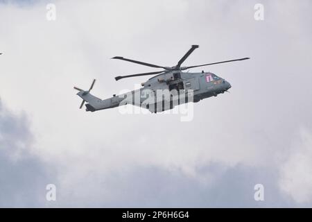 AugustaWestland elicottero Merlin della Royal Navy su un esercizio su Poole Harbour, 22nd febbraio 2023 Foto Stock