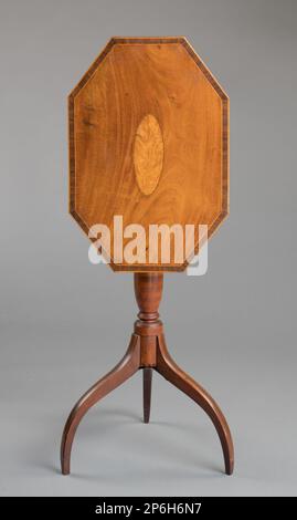 Sconosciuto, Candlestand Tilt-Top, c. 1800, mogano intarsiato e betulla. Foto Stock