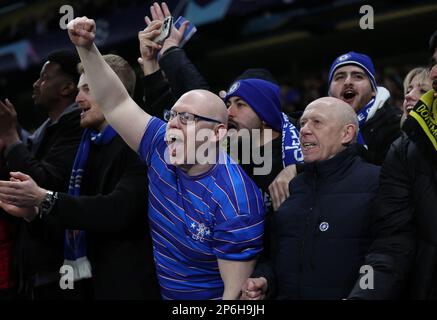 Londra, Inghilterra, 7th marzo 2023. I tifosi del Chelsea festeggiano durante la partita della UEFA Champions League a Stamford Bridge, Londra. Il credito di foto dovrebbe essere: David Klein / Sportimage Foto Stock