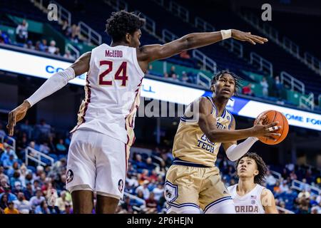 Greensboro, North Carolina, Stati Uniti. 7th Mar, 2023. Georgia Tech Yellow Jackets Guard Miles Kelly (13) passa sotto il centro Florida state Seminoles Naheem McLeod (24) per una sosta durante il primo round del torneo Men's ACC al Greensboro Coliseum di Greensboro, North Carolina. (Scott Kinser/Cal Sport Media). Credit: csm/Alamy Live News Foto Stock