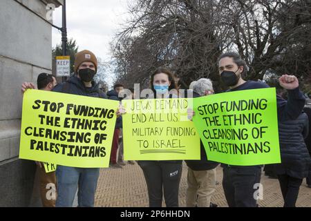 Ebrei e altri si radunano e marciano a Brooklyn vicino alla casa del senatore Chuck Schumer chiedendo agli Stati Uniti di tagliare i finanziamenti militari a Israele alla luce degli attacchi e uccidendo civili palestinesi e distruggendo case e proprietà palestinesi in Cisgiordania e altrove. Foto Stock