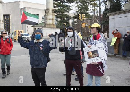 Ebrei e altri si radunano e marciano a Brooklyn vicino alla casa del senatore Chuck Schumer chiedendo agli Stati Uniti di tagliare i finanziamenti militari a Israele alla luce degli attacchi e uccidendo civili palestinesi e distruggendo case e proprietà palestinesi in Cisgiordania e altrove. Foto Stock