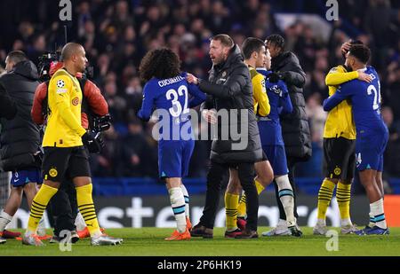 Il manager del Chelsea Graham Potter (al centro) si congratula con Marc Cucurella dopo il round della UEFA Champions League di sedici partite di seconda tappa a Stamford Bridge, Londra. Data immagine: Martedì 7 marzo 2023. Foto Stock