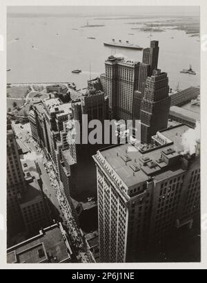 Berenice Abbott, Broadway to the Battery, from the Roof of Irving Trust Company Building, One Wall Street, New York, 1938, stampato 1982, stampa in argento gelatina. Foto Stock