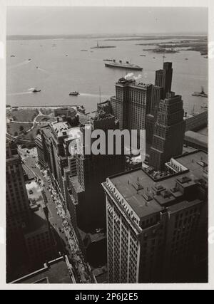 Berenice Abbott, senza titolo [Broadway to the Battery, from the Roof of Irving Trust Company Building, One Wall Street, New York], 1938, stampato 1982, stampa in argento gelatina. Foto Stock