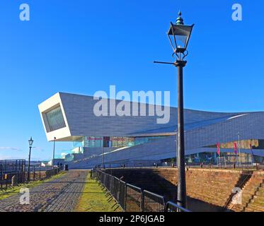 Museo della vita di Liverpool, dal porto marittimo del museo, con via vittoriana gaslamp, Merseyside, Inghilterra, Regno Unito, L3 4AD Foto Stock