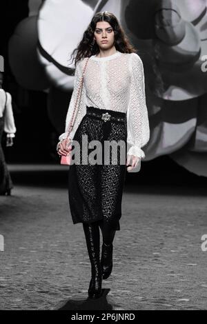 Parigi, Frankreich. 07th Mar, 2023. CHANEL Autunno-Inverno 2023-2024 pista durante la settimana della moda di Parigi il 2023 marzo - Parigi; Francia 07/03/2023 Credit: dpa/Alamy Live News Foto Stock