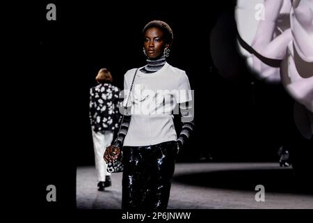 Parigi, Frankreich. 07th Mar, 2023. CHANEL Autunno-Inverno 2023-2024 pista durante la settimana della moda di Parigi il 2023 marzo - Parigi; Francia 07/03/2023 Credit: dpa/Alamy Live News Foto Stock