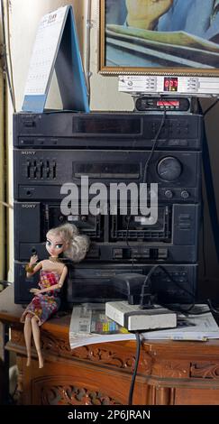 SAMUT PRAKAN, THAILANDIA, 29 2023 GENNAIO, Un vecchio sistema HiFi polveroso in casa Foto Stock