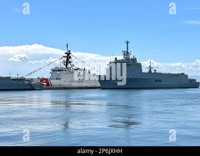 USCGC Stone (WMSL 758) è ormeggiato dopo l'arrivo a Rio de Janeiro, Brasile, 7 marzo 2023. Stone è su un dispiegamento programmato di più missioni nell'Oceano Atlantico meridionale per contrastare le attività marittime illecite e rafforzare le relazioni per la sovranità marittima in tutta la regione. (STATI UNITI Foto della Guardia Costiera di Petty Officer 3rd Classe Riley Perkofski) Foto Stock