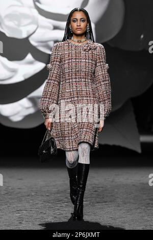 Parigi, Frankreich. 07th Mar, 2023. CHANEL Autunno-Inverno 2023-2024 pista durante la settimana della moda di Parigi il 2023 marzo - Parigi; Francia 07/03/2023 Credit: dpa/Alamy Live News Foto Stock