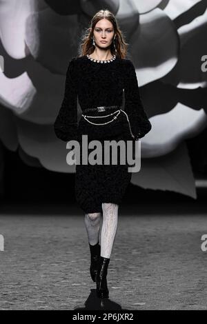 Parigi, Frankreich. 07th Mar, 2023. CHANEL Autunno-Inverno 2023-2024 pista durante la settimana della moda di Parigi il 2023 marzo - Parigi; Francia 07/03/2023 Credit: dpa/Alamy Live News Foto Stock