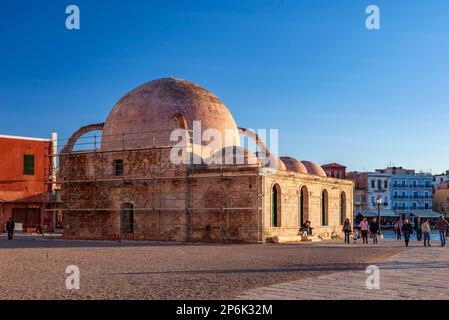 Vista del vecchio porto veneziano di Haniaand della moschea di Janissars. Creta, Grecia. Foto Stock