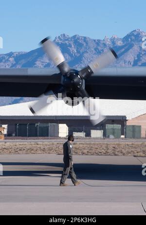 Un aviatore assegnato al 41st Electronic Combat Squadron, esegue ispezioni di preflight dell'aeromobile Compass Call EC-130H su una rampa presso la base dell'aeronautica militare Davis-Monthan, Arizona, 16 febbraio 2023. La flotta CE-130 sarà gradualmente eliminata dall’EC-37B a partire dal 2023. (STATI UNITI Air Force foto di Josh Plueger) Foto Stock