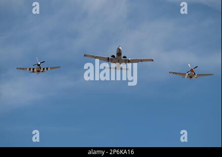 NEGLI STATI UNITI Air Force A-10C Thunderbolt II vola a fianco di due Mustangs P-51 durante l'Heritage Flight Training Course presso la base dell'aeronautica militare Davis-Monthan, Ariz., 5 marzo 2023. HFTC offre ai piloti delle quattro squadre dimostrative a nave singola Air Combat Command l'opportunità di praticare il volo in formazioni aeree dissimili prima dell'inizio della stagione dello spettacolo aereo. (STATI UNITI Foto dell'Aeronautica militare di staff Sgt. Alex Stephens) Foto Stock