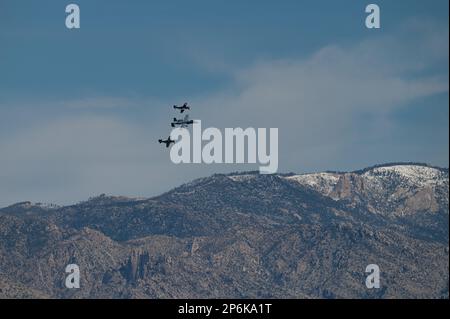 NEGLI STATI UNITI Air Force A-10C Thunderbolt II vola a fianco di due Mustangs P-51 durante l'Heritage Flight Training Course presso la base dell'aeronautica militare Davis-Monthan, Ariz., 5 marzo 2023. HFTC offre ai piloti delle quattro squadre dimostrative a nave singola Air Combat Command l'opportunità di praticare il volo in formazioni aeree dissimili prima dell'inizio della stagione dello spettacolo aereo. (STATI UNITI Foto dell'Aeronautica militare di staff Sgt. Alex Stephens) Foto Stock