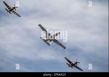 NEGLI STATI UNITI Air Force A-10C Thunderbolt II vola a fianco di due Mustangs P-51 durante l'Heritage Flight Training Course presso la base dell'aeronautica militare Davis-Monthan, Ariz., 5 marzo 2023. HFTC offre ai piloti delle quattro squadre dimostrative a nave singola Air Combat Command l'opportunità di praticare il volo in formazioni aeree dissimili prima dell'inizio della stagione dello spettacolo aereo. (STATI UNITI Foto dell'Aeronautica militare di staff Sgt. Alex Stephens) Foto Stock