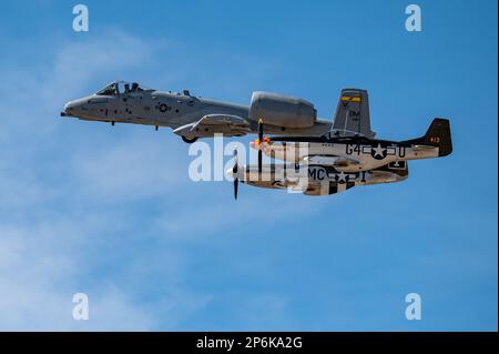 NEGLI STATI UNITI Air Force A-10C Thunderbolt II vola a fianco di due Mustangs P-51 durante l'Heritage Flight Training Course presso la base dell'aeronautica militare Davis-Monthan, Ariz., 5 marzo 2023. HFTC offre ai piloti delle quattro squadre dimostrative a nave singola Air Combat Command l'opportunità di praticare il volo in formazioni aeree dissimili prima dell'inizio della stagione dello spettacolo aereo. (STATI UNITI Foto dell'Aeronautica militare di staff Sgt. Alex Stephens) Foto Stock