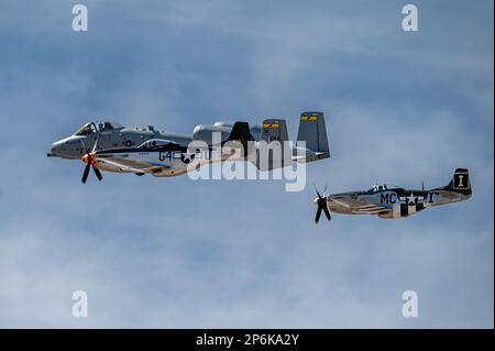 NEGLI STATI UNITI Air Force A-10C Thunderbolt II vola a fianco di due Mustangs P-51 durante l'Heritage Flight Training Course presso la base dell'aeronautica militare Davis-Monthan, Ariz., 5 marzo 2023. HFTC offre ai piloti delle quattro squadre dimostrative a nave singola Air Combat Command l'opportunità di praticare il volo in formazioni aeree dissimili prima dell'inizio della stagione dello spettacolo aereo. (STATI UNITI Foto dell'Aeronautica militare di staff Sgt. Alex Stephens) Foto Stock