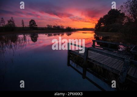 Tramonto a Lindean Loch vicino Selkirk ai confini scozzesi Foto Stock