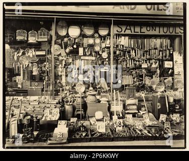 Berenice Abbott, negozio hardware 316-318 Bowery a Bleecker Street, NY, 1938, stampa color argento vintage. Foto Stock