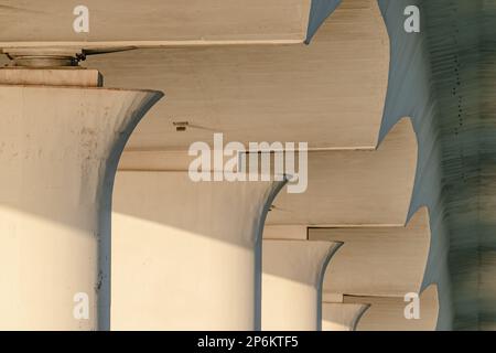 Immagine nel tardo pomeriggio sotto il Ringling Bridge a Sarasota, Florida. Foto Stock